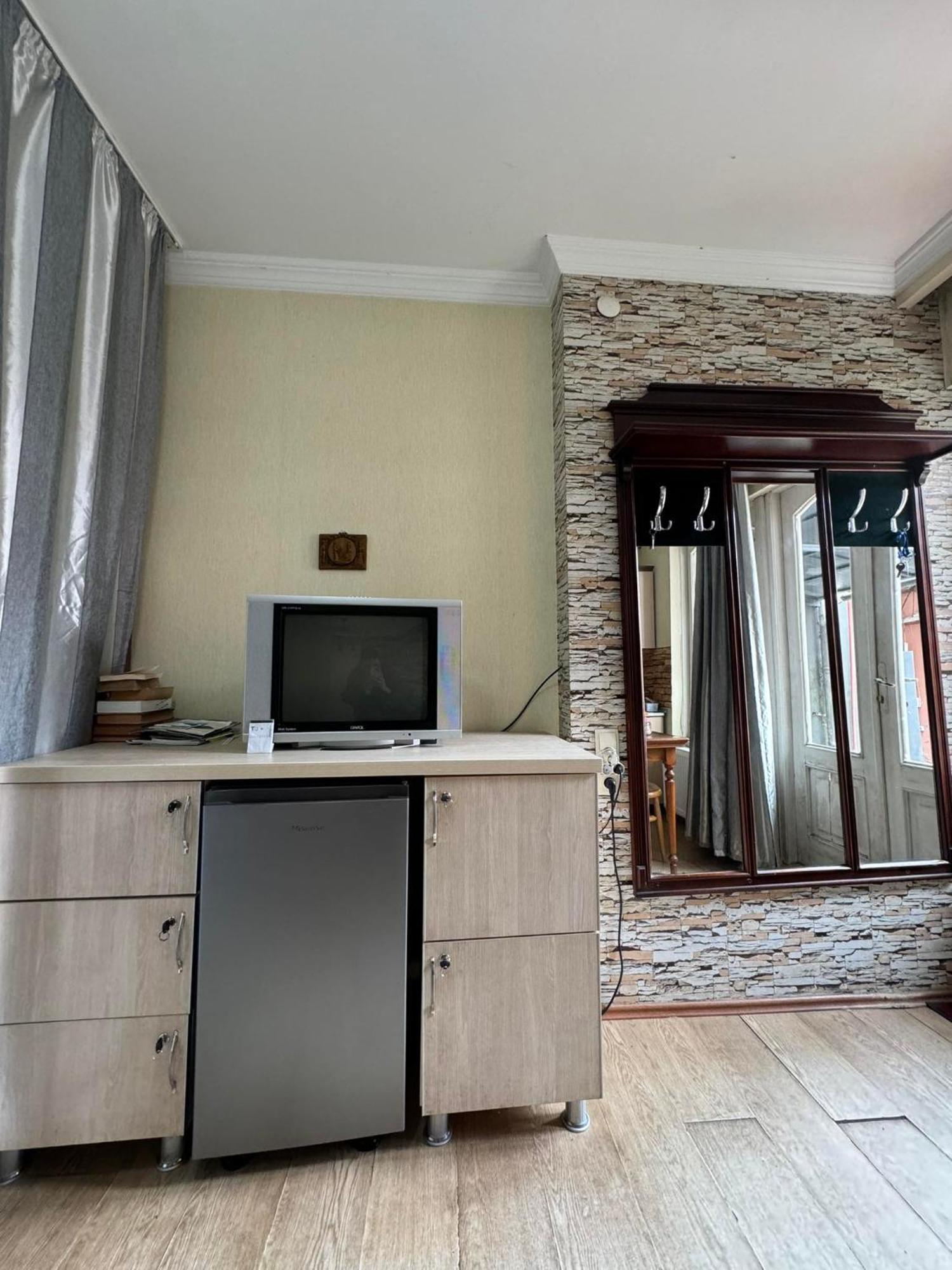 Tj+ Hostel Батуми Экстерьер фото